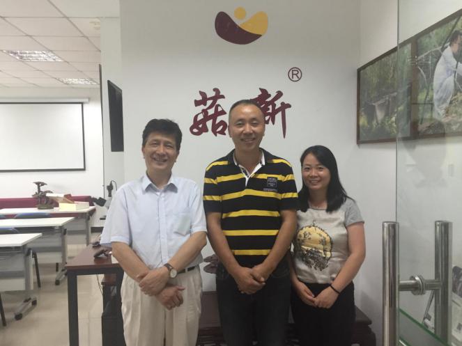 王強老師、菇新創(chuàng)始人顧越峰、李總合影