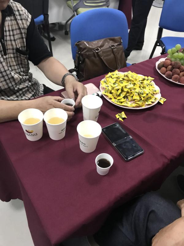期間菇新為俱樂部領(lǐng)導(dǎo)專門準(zhǔn)備了靈芝茶，讓大家更親近靈芝
